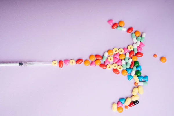 Şırınga Enjeksiyonu Pastel Arka Plandan Akan Renkli Ilaç Hapları — Stok fotoğraf