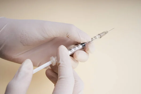 Médico Guantes Plástico Mano Usando Jeringa Aislada Sobre Fondo Blanco — Foto de Stock