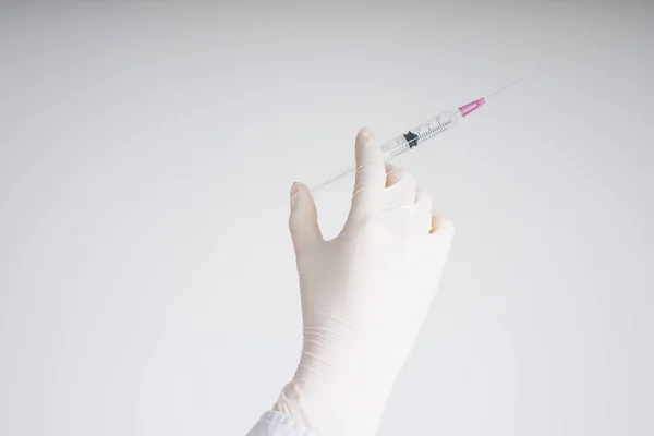 Læge Plast Handsker Hånd Holder Med Sprøjten Isolere Hvid Baggrund - Stock-foto