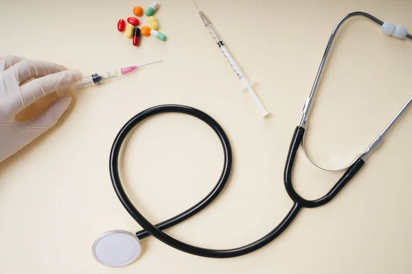 Stetoskop Dan Jarum Suntik Dan Obat Obatan Pil Konsep Meja — Stok Foto