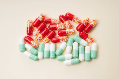 Üst görünüm - Tıbbi konsept olarak kırmızı hap kapsülleri ve molekülleri.