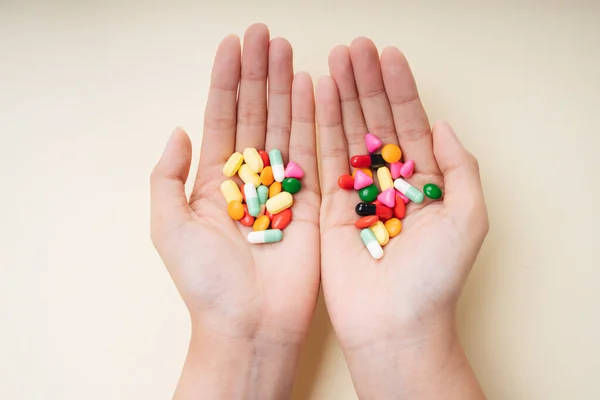 Elinde Renkli Ilaç Hapları Tutan Adamın Elleri Beyaz Sarı Arka — Stok fotoğraf