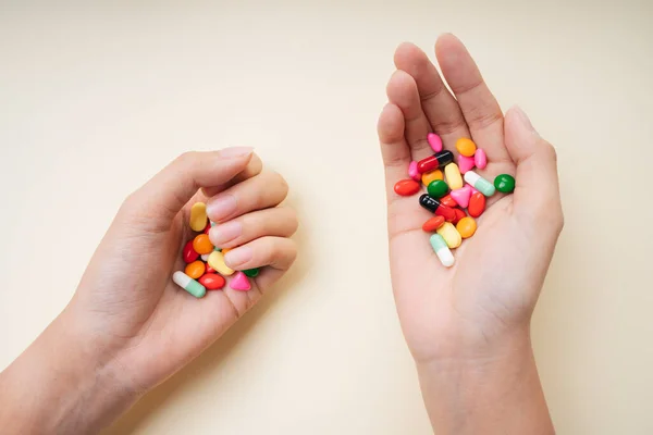 Elinde Renkli Ilaç Hapları Tutan Adamın Elleri Beyaz Sarı Arka — Stok fotoğraf