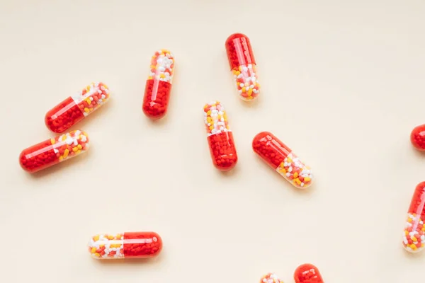 Üst Görünüm Tıbbi Konsept Olarak Kırmızı Hap Kapsülleri Molekülleri — Stok fotoğraf