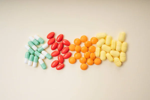 Üst Manzara Açık Sarı Arka Planda Renkli Ilaç Hapları — Stok fotoğraf