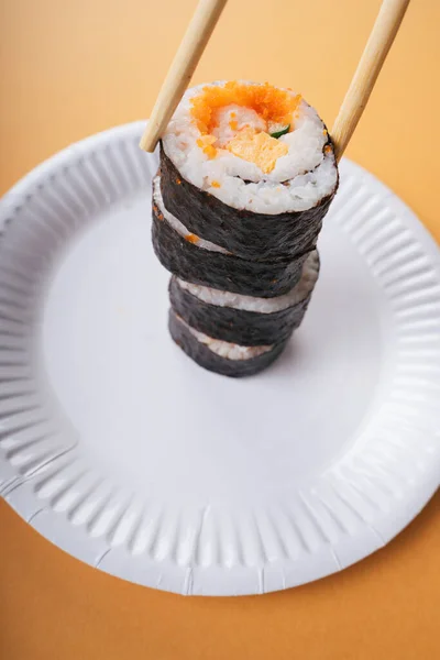 Maki把寿司放在一起放在纸盘和筷子上 吃寿司 — 图库照片