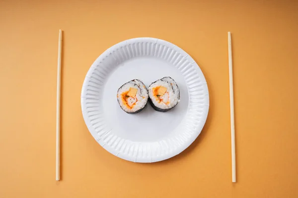 顶部视图 在饭桌上的纸盘上的Maki卷寿司 — 图库照片