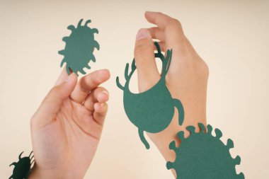 Bakteri hastalığı covid-19 elinize yapıştı. Coronavirus insanlara saldırmaya çalışıyor..