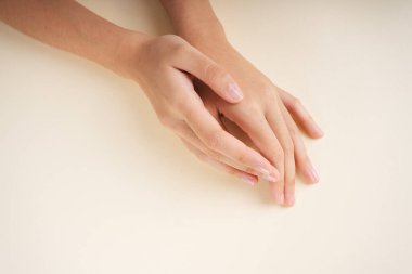 Beyaz arka planda insan eli ve jel ya da alkolle elini nasıl temizleyeceğini..