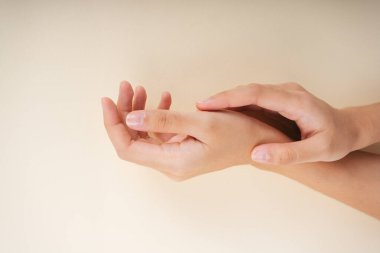 Beyaz arka planda insan eli ve jel ya da alkolle elini nasıl temizleyeceğini..