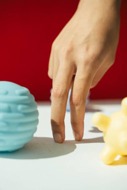 Koronavirüs grubunun arasında dikkatli adımlarla yürüyen bacak gibi iki parmak..