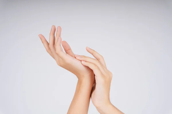 Mulher Mãos Esfregando Isolar Sobre Fundo Branco — Fotografia de Stock