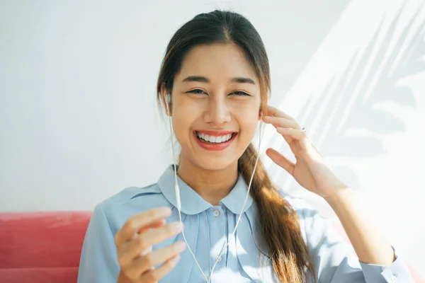 Närbild Porträtt Glad Glad Glad Asiatisk Thai Långt Hår Kvinna — Stockfoto