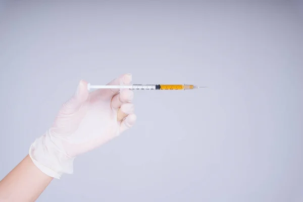 Dokter Tangan Mengenakan Sarung Tangan Putih Memegang Vaksin Jarum Suntik — Stok Foto