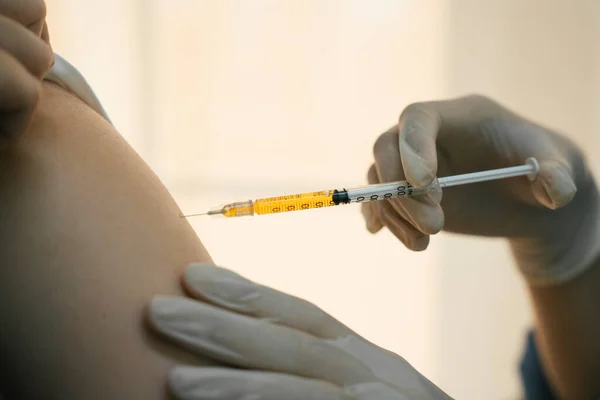 Lekarz Pomaga Osobom Zarażonym Wirusem Covid Poprzez Wstrzyknięcie Szczepionki Ramię — Zdjęcie stockowe