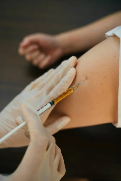 Lekarz Pomaga Osobom Zarażonym Wirusem Covid Poprzez Wstrzyknięcie Szczepionki Nogę — Zdjęcie stockowe