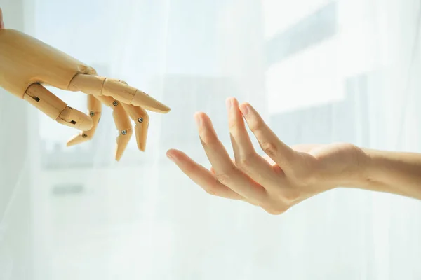 Hand Trä Cyborg Robot Hand Människa Når Varandra — Stockfoto