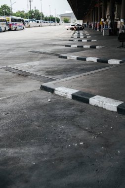 Covid-19 salgını sırasında otobüs terminalindeki boş otopark.
