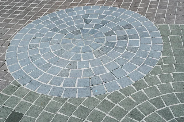 Avlu geçitleri çember tasarımının merkez görünümü. Çember tasarımıyla eşleşmesi için kesilen kenarların ayrıntıları gösteriliyor