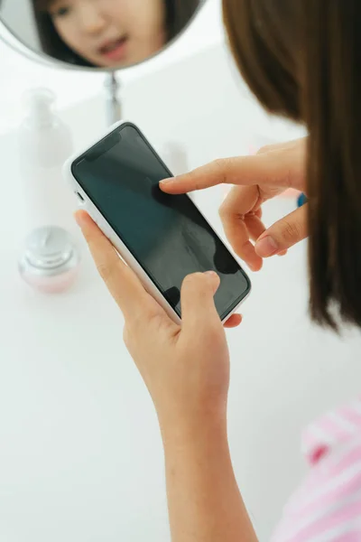 Hermosa Joven Asiático Tailandés Negro Corto Cabello Mujer Usando Smartphone —  Fotos de Stock