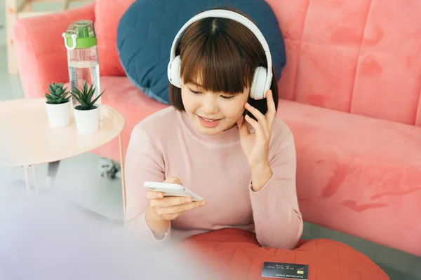 Bella Giovane Asiatica Tailandese Nero Capelli Corti Donna Ascoltare Musica — Foto Stock