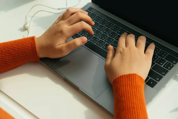 Estudiante Atrapado Casa Por Culpa Covid Chica Estudiando Aprendiendo Desde —  Fotos de Stock