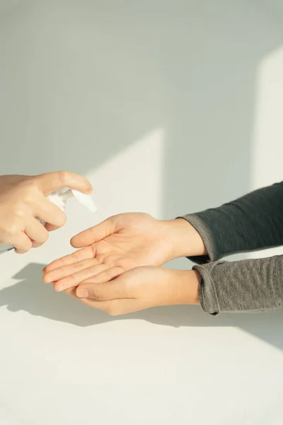 Personas Que Aplican Uso Poner Alcohol Gel Las Manos — Foto de Stock