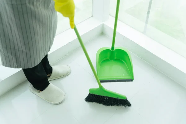 Hausmädchen Putzen Fußboden Mit Blüte Und Kehrschaufel Covid Coronavirus Prävention — Stockfoto