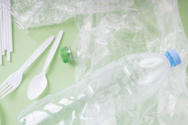 Üst Görünüm - Yeşil arkaplan üzerindeki plastik atık.