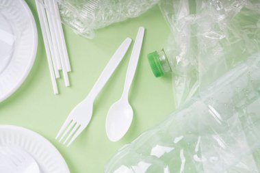 Üst Görünüm - Yeşil arkaplan üzerindeki plastik atık.