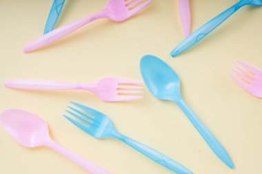 Renkli pastel çatal kaşık ve çatal parlak sarı arkaplan.