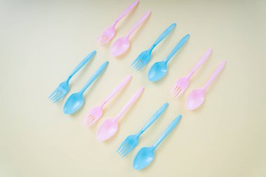 Renkli pastel çatal kaşık ve çatal parlak sarı arkaplan.
