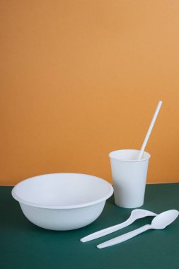 Kağıttan ya da plastikten yapılmış tek kullanımlık çatal bıçak..