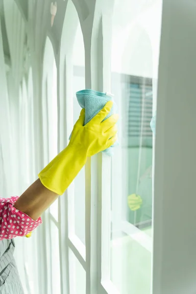 Das Hausmädchen Trägt Gelbe Handschuhe Die Den Waschspiegel Mit Rosa — Stockfoto