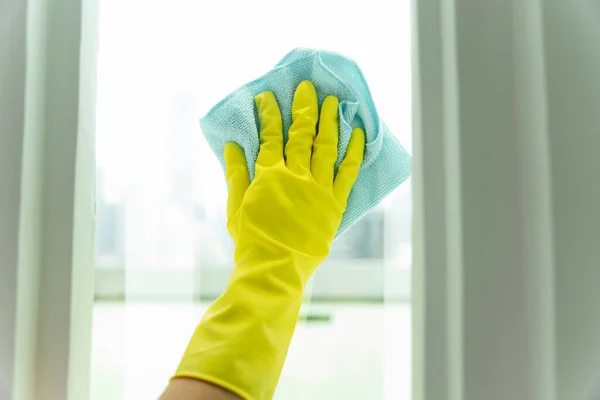 Das Hausmädchen Trägt Gelbe Handschuhe Die Den Waschspiegel Mit Rosa — Stockfoto