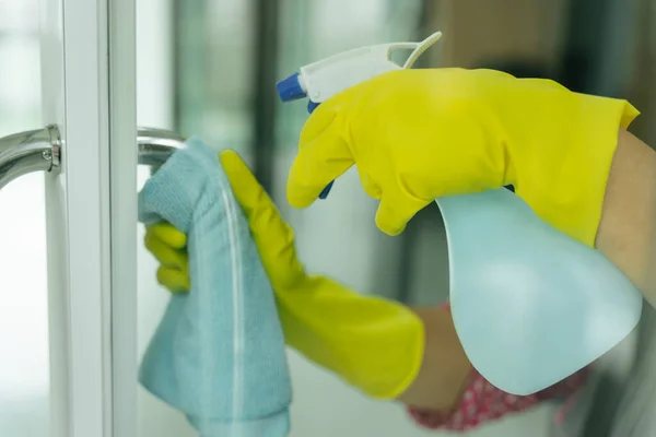Pembantu Mengenakan Sarung Tangan Pelindung Kuning Membersihkan Pintu Masuk Dengan — Stok Foto