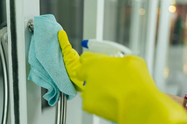 Sarı Koruyucu Eldivenler Giyen Hizmetçi Kapıyı Paçavra Deterjan Şişesiyle Temizliyor — Stok fotoğraf
