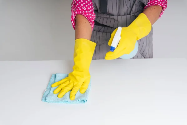Temizlikçi Kadın Eldiven Giyip Yemek Masasını Bez Bez Deterjan Şişesiyle — Stok fotoğraf