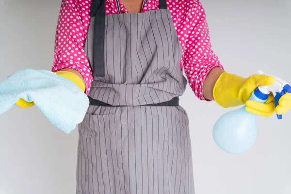 ラグ布と洗剤スプレーボトルを保持保護黄色の手袋を身に着けているメイド — ストック写真