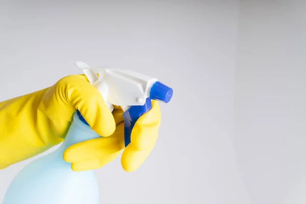 Tangan Yang Lebih Bersih Dalam Sarung Tangan Pelindung Karet Kuning — Stok Foto