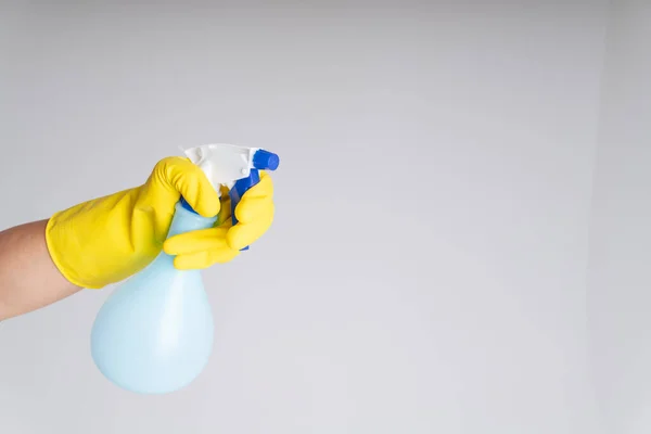 Sarı Lastik Eldivenli Temiz Bir Elinde Sprey Deterjan Şişesi Var — Stok fotoğraf