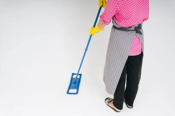 Hausmädchen Putzt Boden Mit Wischmopp — Stockfoto