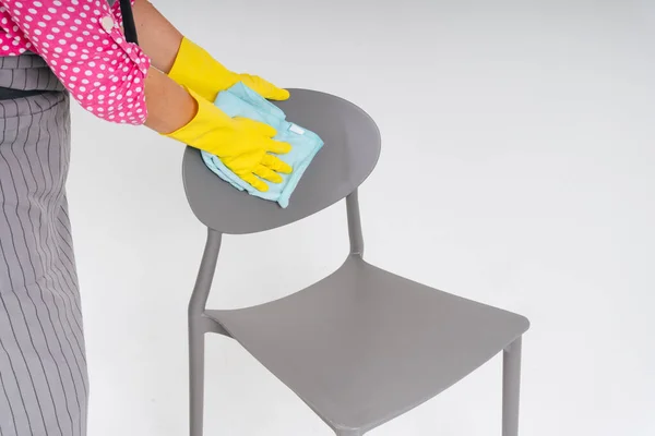 Koruyucu Sarı Eldiven Giyen Temizlikçi Kadın Koltuk Mobilyalarını Temizliyor Covid — Stok fotoğraf