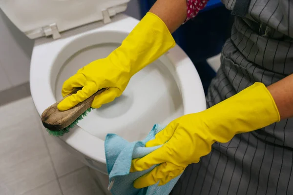 Tuvalet Fırçası Bez Parçasıyla Tuvaleti Temizliyorum Covid Coronavirus Önleme — Stok fotoğraf