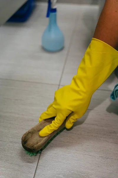 Reiniger Schrubbt Toilettenboden Mit Klobürste Covid Coronavirus Prävention — Stockfoto