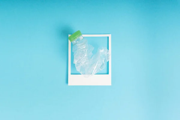 Weißer Rahmen Vintage Mit Plastikflasche Innen Über Blauem Hintergrund — Stockfoto