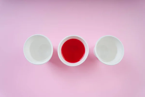 Vista Superior Dos Tazas Agua Refresco Rojo Brillante Sobre Fondo — Foto de Stock