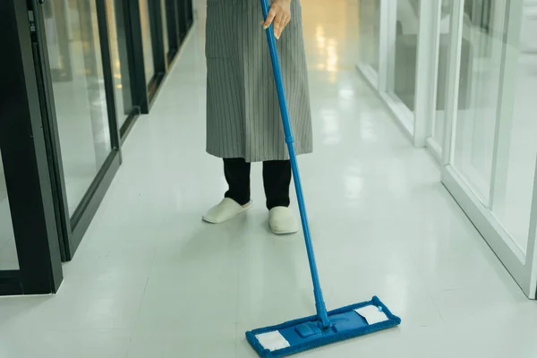 Empregada Usando Esfregona Limpando Chão Sala Apartamento Condomínio — Fotografia de Stock