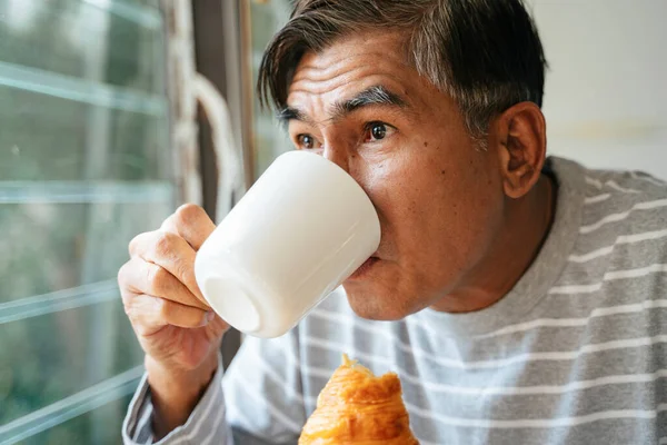 Alter Mann Trinkt Den Heißen Kaffee Aus Der Tasse Während — Stockfoto