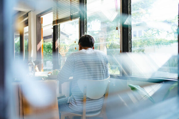 Старик, сидящий один на кухне, завтракает утром в одиночестве, щёлкает через стеклоочиститель у окна.
.